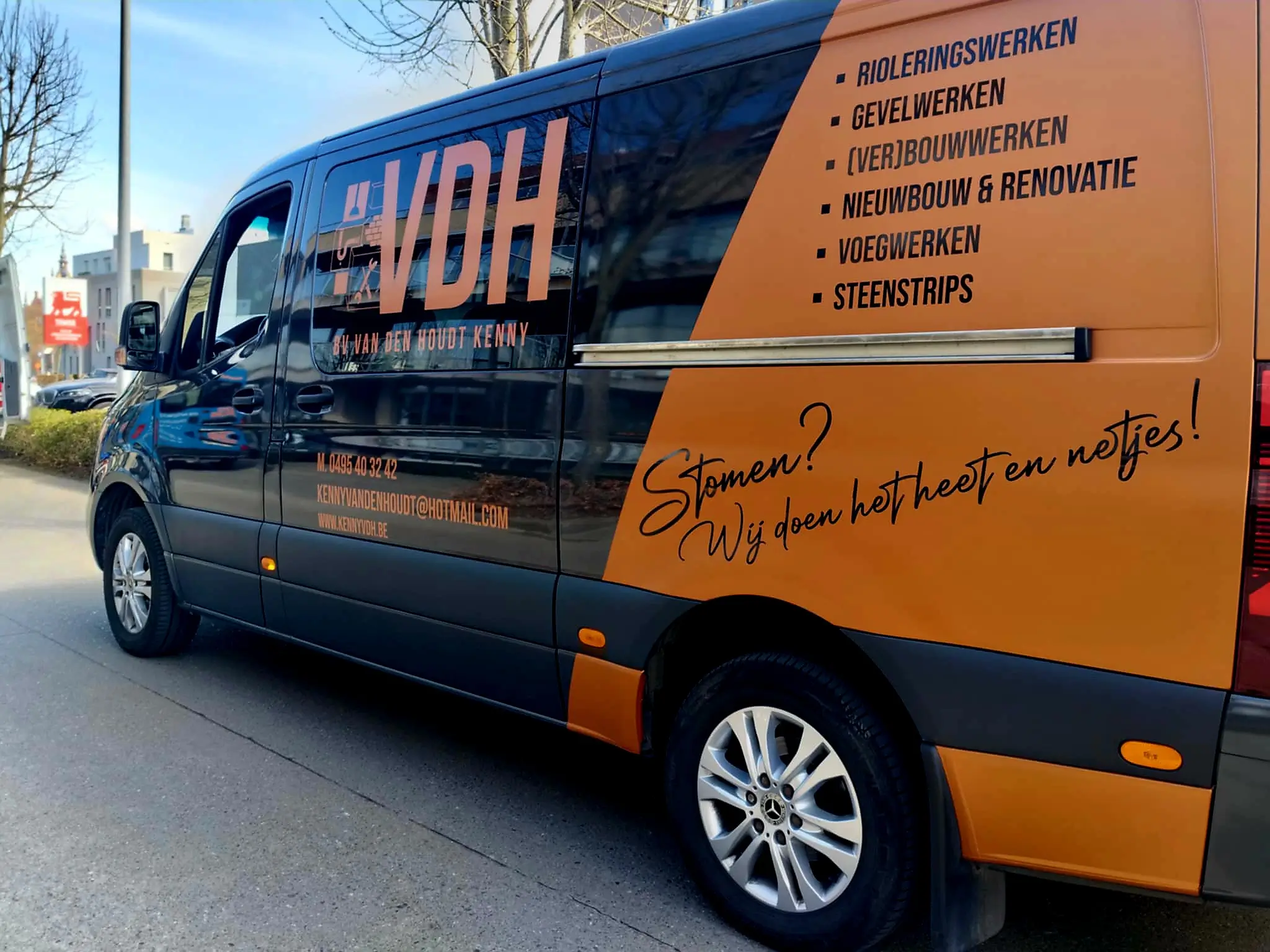 camionette van aannemer KVH bij project in Sint-Niklaas